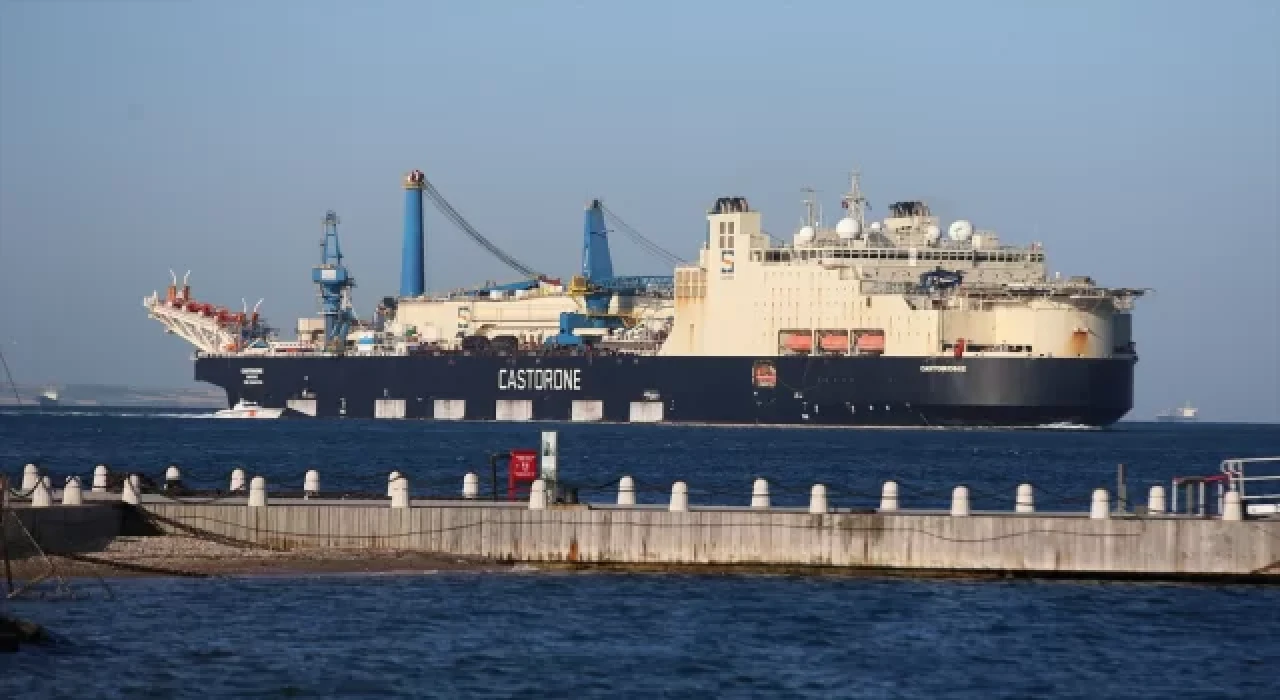 Derin denizde boru indirme işlemi yapacak gemi Çanakkale Boğazı’ndan geçti