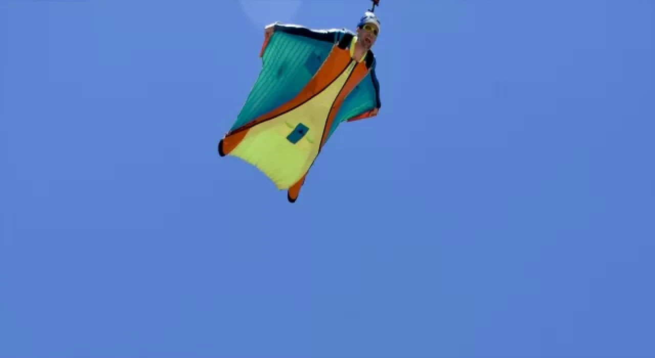 Fransız sporcu Julien Millot kayalıkların arasından yarasa atlayışı yaptı