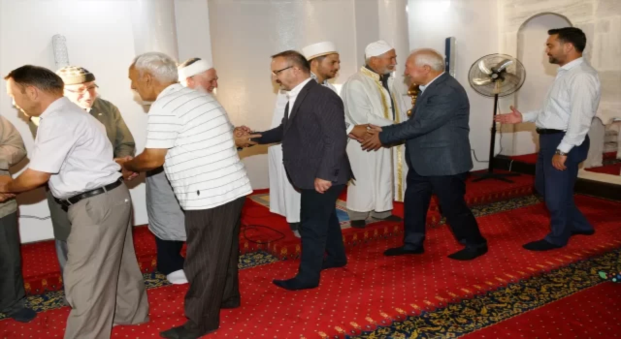 AK Parti Grup Başkanvekili Turan, bayram namazını Lapseki’de kıldı: