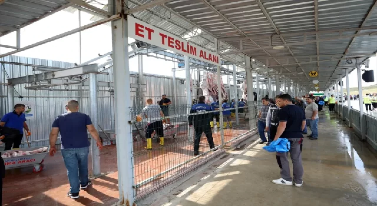 Ankara’da pazar yerleri ile kesimhanelerde kurban yoğunluğu