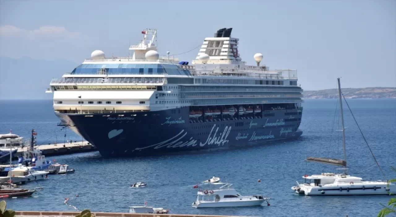 ”Mein Schiff Herz” isimli kruvaziyerle  gelen yolcular Bodrum’u gezdi