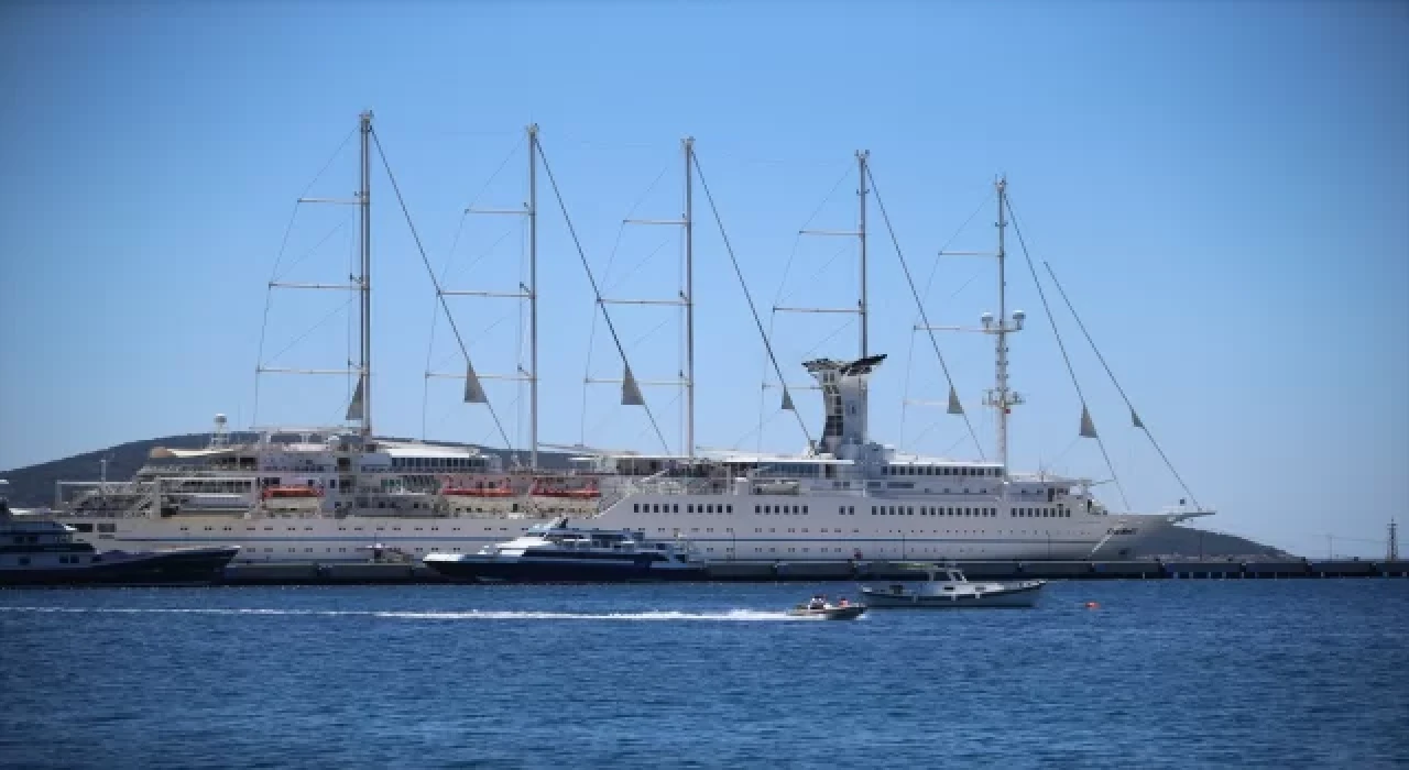 Fransa bayraklı kruvaziyer ”Club Med 2” Bodrum’da