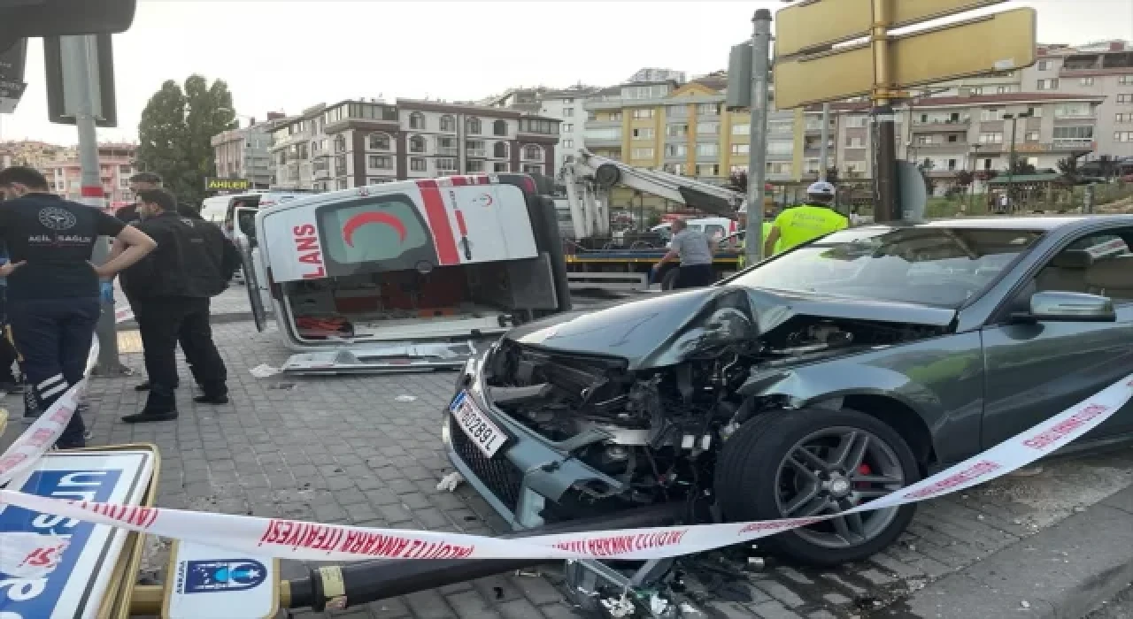 Ankara’da otomobil ile ambulansın çarpışması sonucu 3 kişi hafif yaralandı