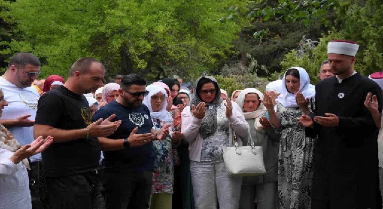 Bosna Hersek’teki savaşta kurşuna dizilen Srebrenitsalı 6 genç dualarla anıldı