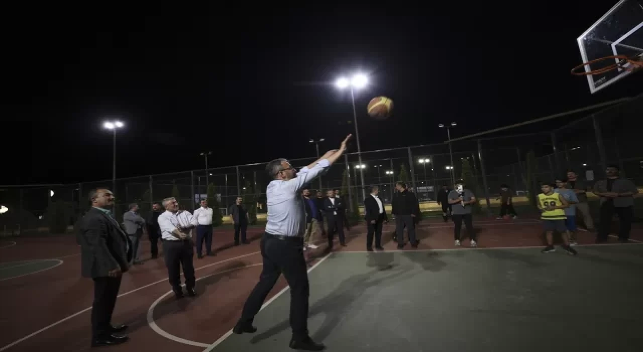 Bakan Kasapoğlu, Çorum’da gençlerle basketbol oynadı