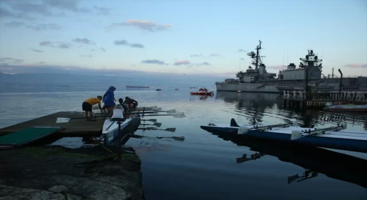 İzmit Körfezi’nde kürek çekerek stres atıyorlar
