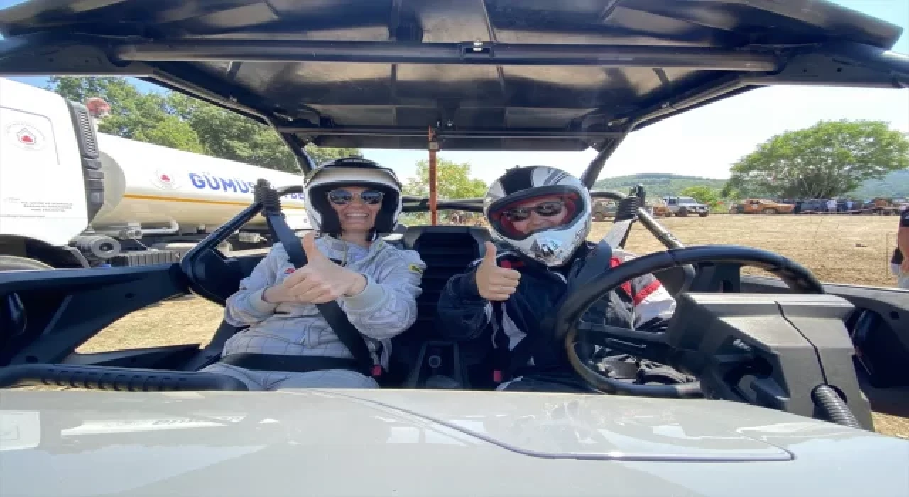 Offroad tutkunu kadın pilotlar pistlerin tozunu attırıyor