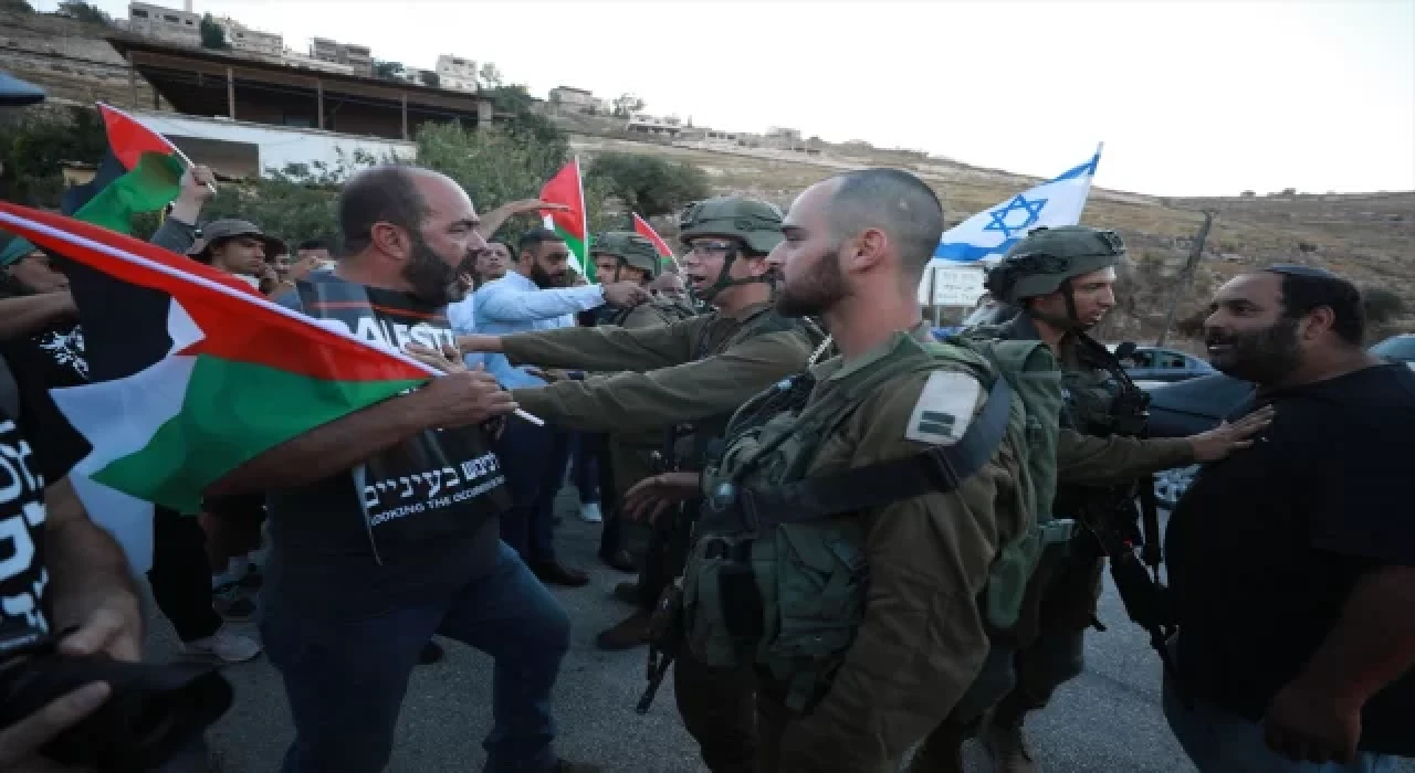 Filistinliler Yahudi yerleşimcilerin Batı Şeria’da ”gecekondu yerleşim” inşasını protesto etti