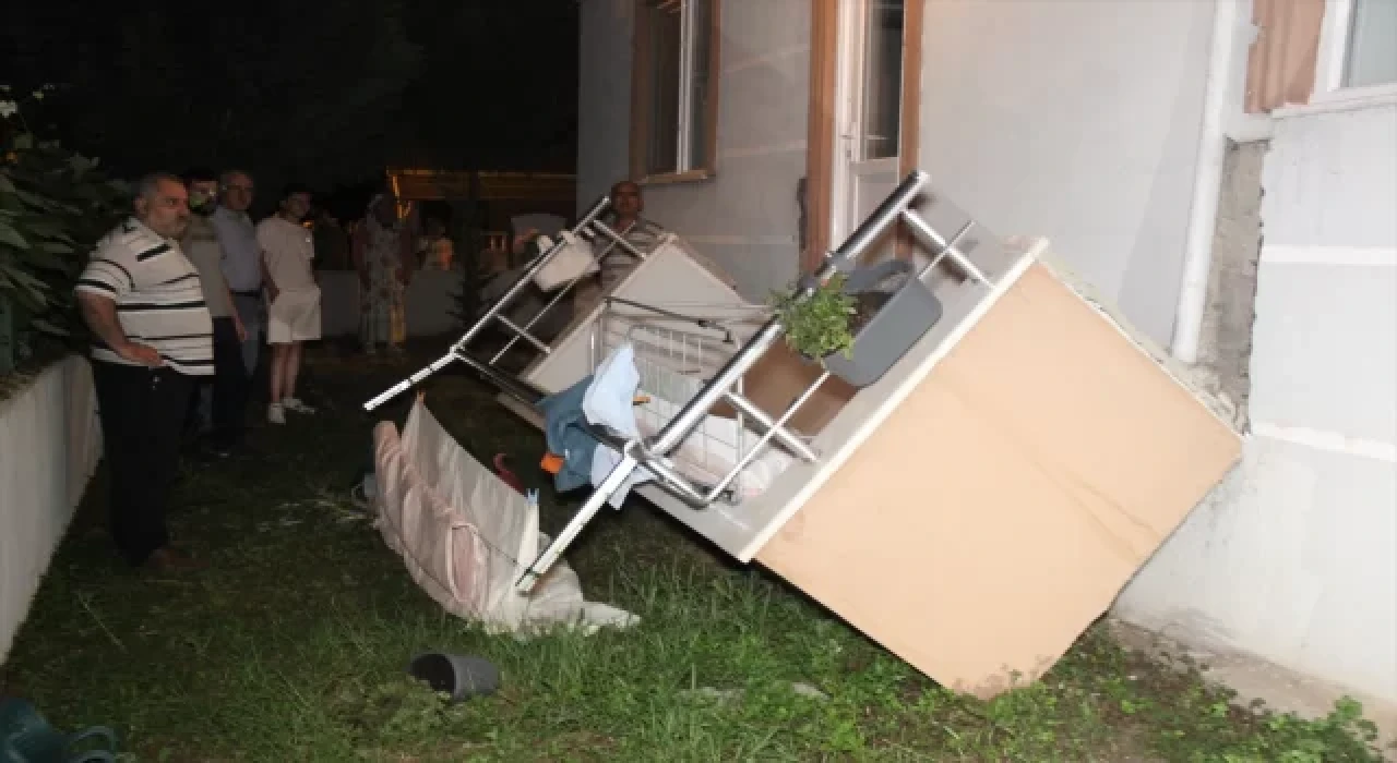 Kocaeli’de 3 katlı binanın balkonu çöktü