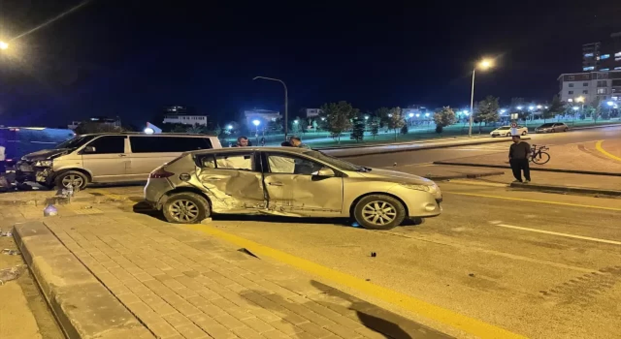 Başkentte minibüs ile otomobilin karıştığı trafik kazasında 6 kişi yaralandı