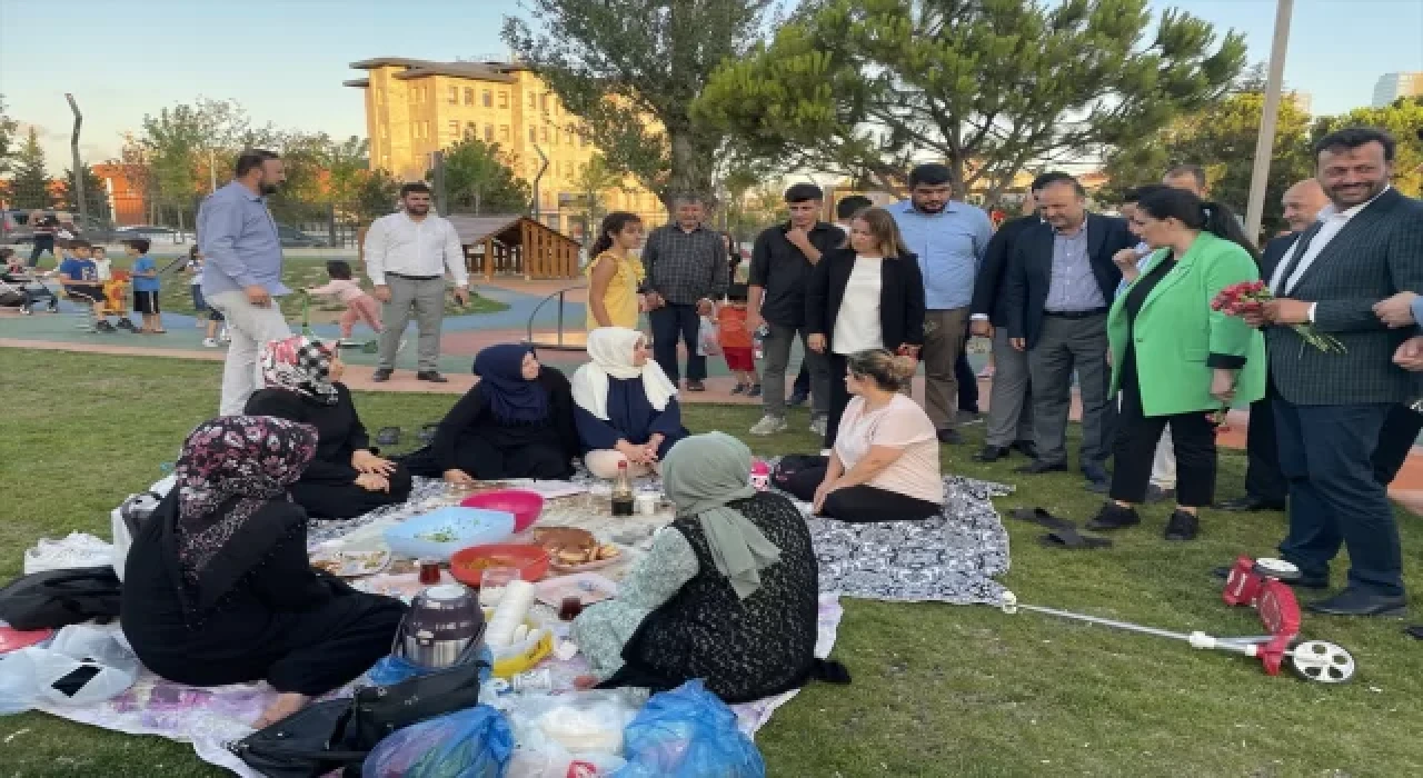 AK Partili Sarıeroğlu, Zeytinburnu Millet Bahçesi ziyaretinde konuştu: