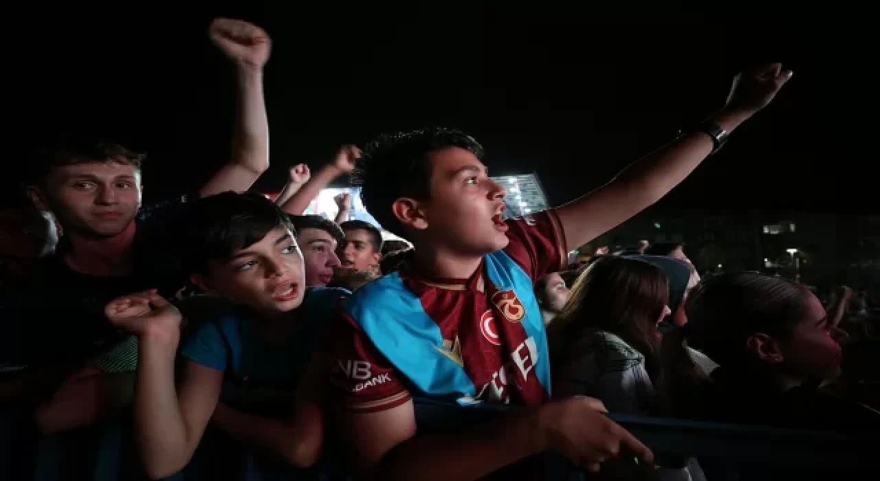 Trabzonspor taraftarları, Süper Kupa maçını dev ekrandan takip etti