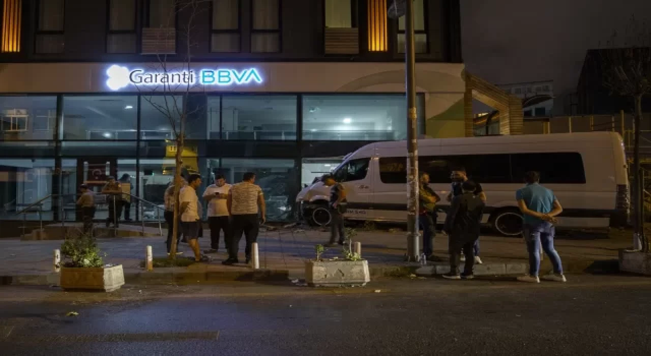 Servis minibüsü banka şubesinin camından içeri girdi