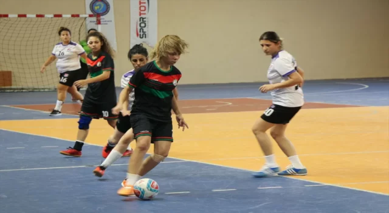 İşitme Engelliler Kadın Futsal Türkiye Şampiyonası Karabük’te sürüyor