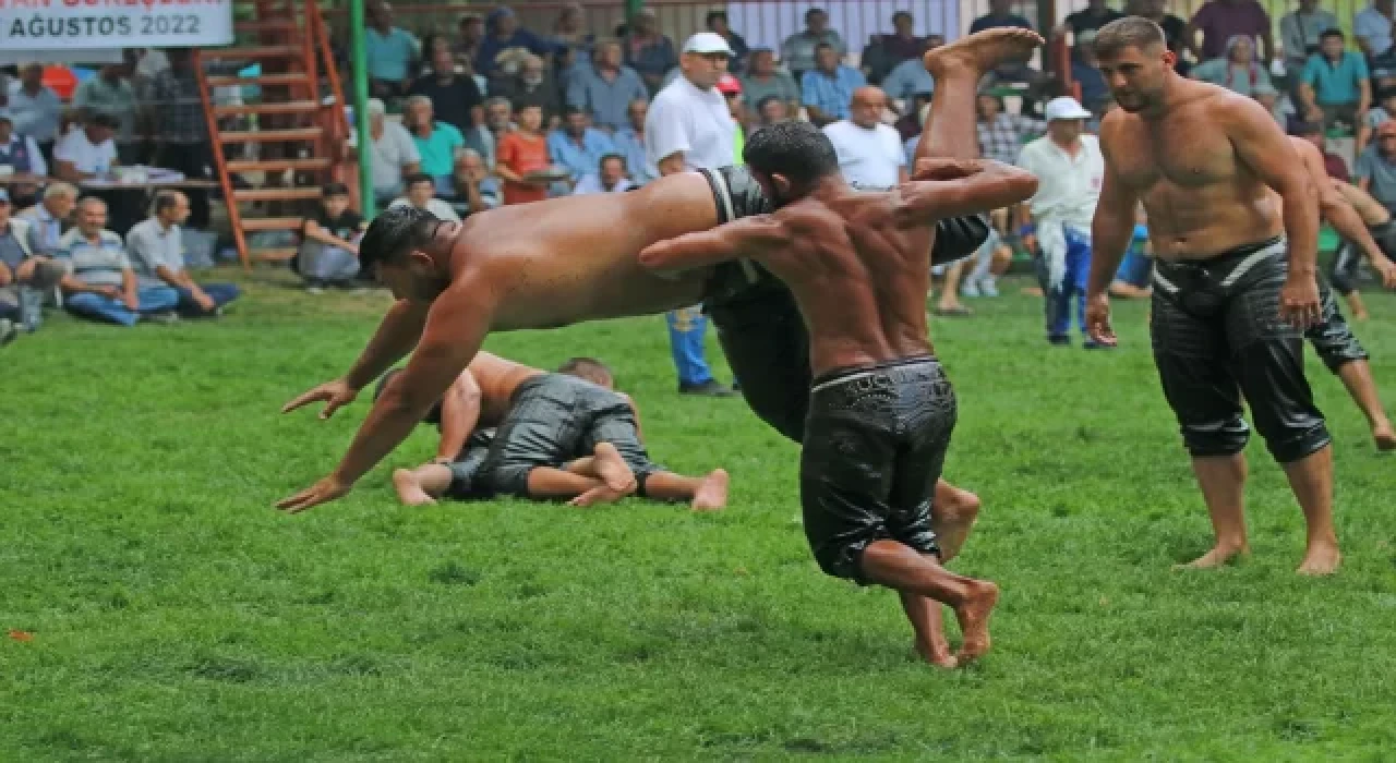 Muğla’da pehlivanlar sağanak altında güreşti