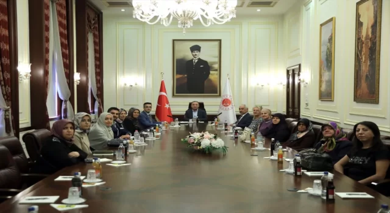 Adalet Bakanı Bozdağ, bağımlılıkla mücadelede yer alan anneleri kabul etti