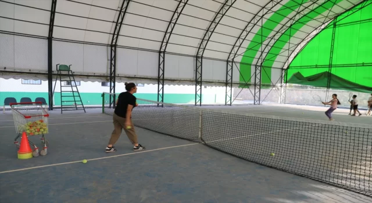 Ağrı Dağı eteklerindeki tenis kortlarında raket sesleri yankılanıyor