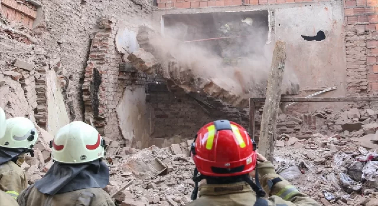 Beyoğlu’nda 4 katlı metruk binanın duvarı çöktü