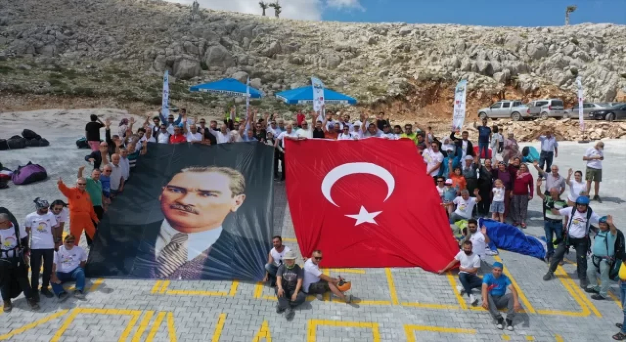 Mersin’de uçuş tutkunları paraşüt şenliğinde buluştu