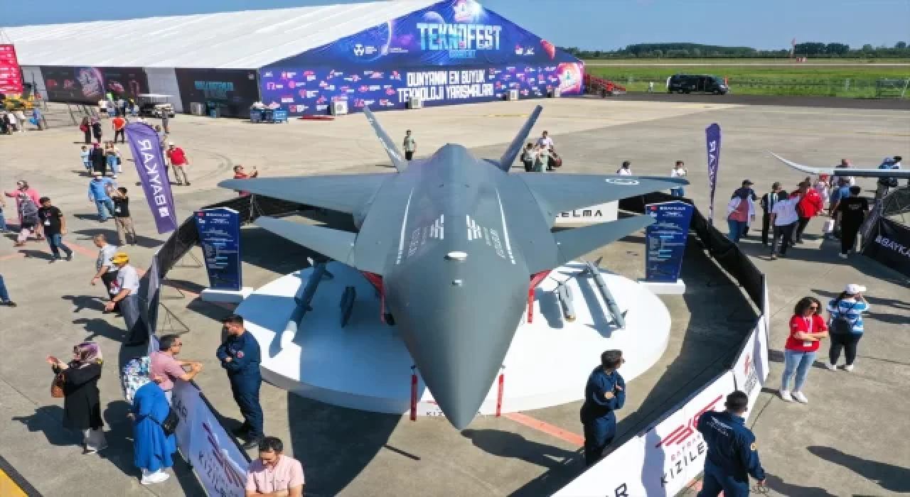 İlk uçuşuna hazırlanan Bayraktar Kızılelma, TEKNOFEST KARADENİZ’de vitrine çıktı