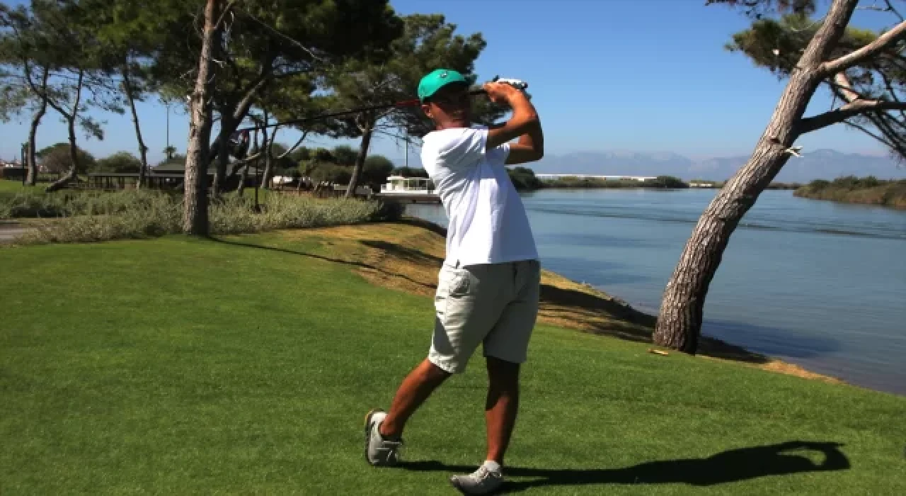 Türkiye’nin 18 yaşındaki profesyonel golfçüsü Yılmaz Batan Avrupa şampiyonluğunu hedefliyor
