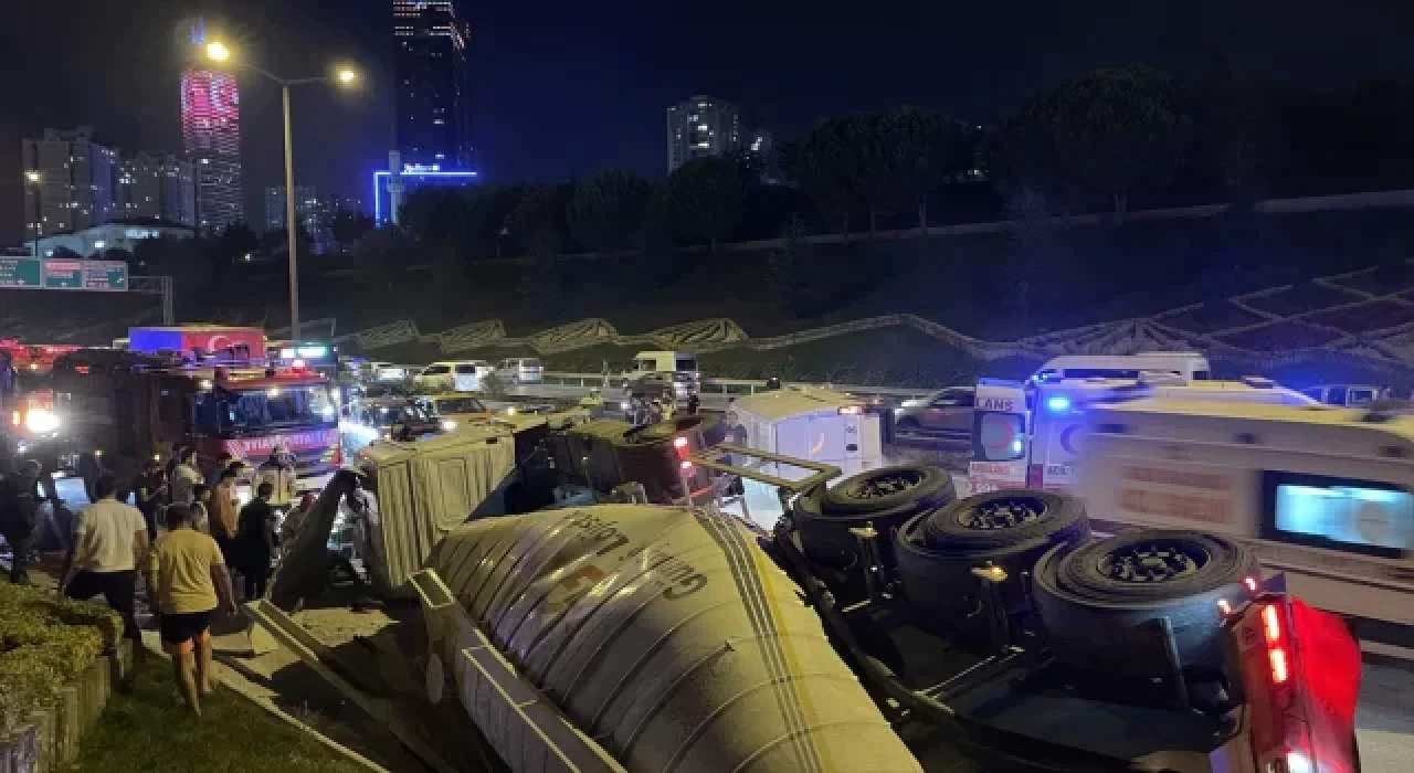 Ataşehir’de minibüse çarparak devrilen beton mikserinin sürücüsü ağır yaralandı