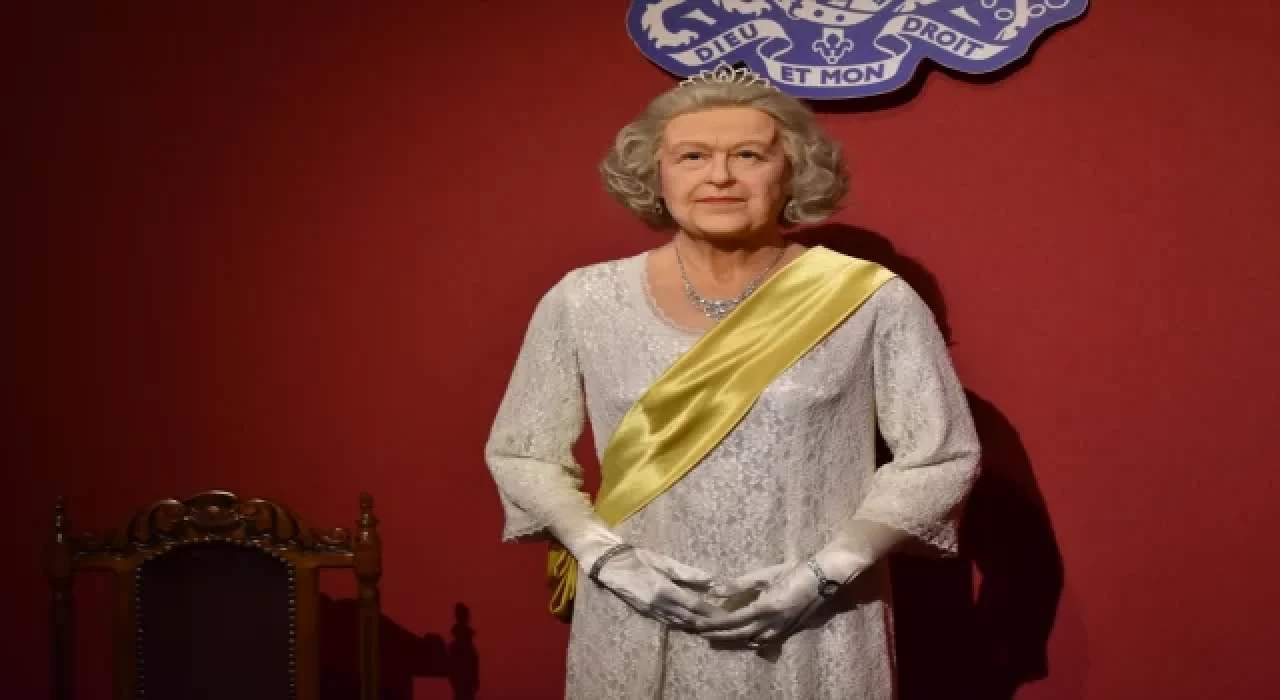 Kraliçe 2. Elizabeth’in Eskişehir’deki bal mumu heykeline ziyaretçi ilgisi