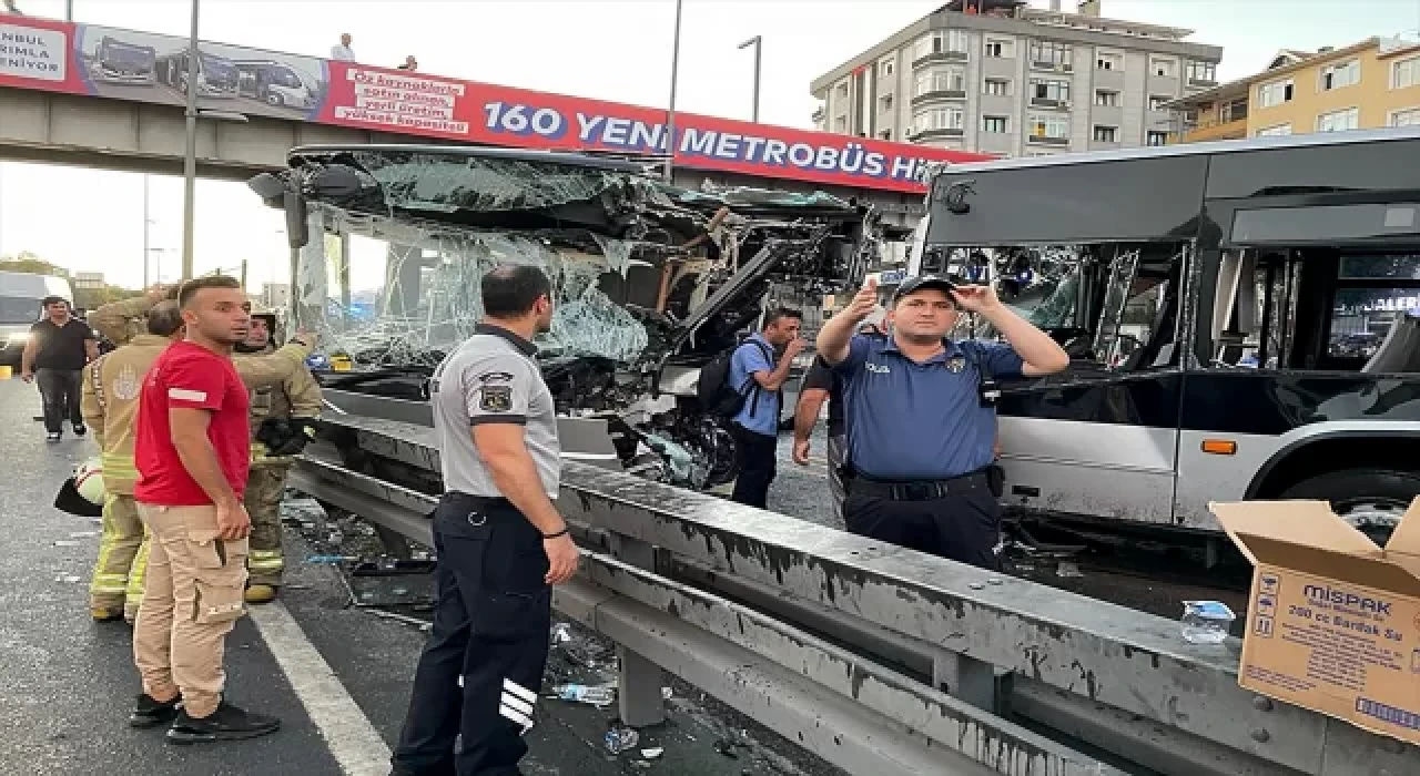 Avcılar’da iki metrobüs çarpıştı