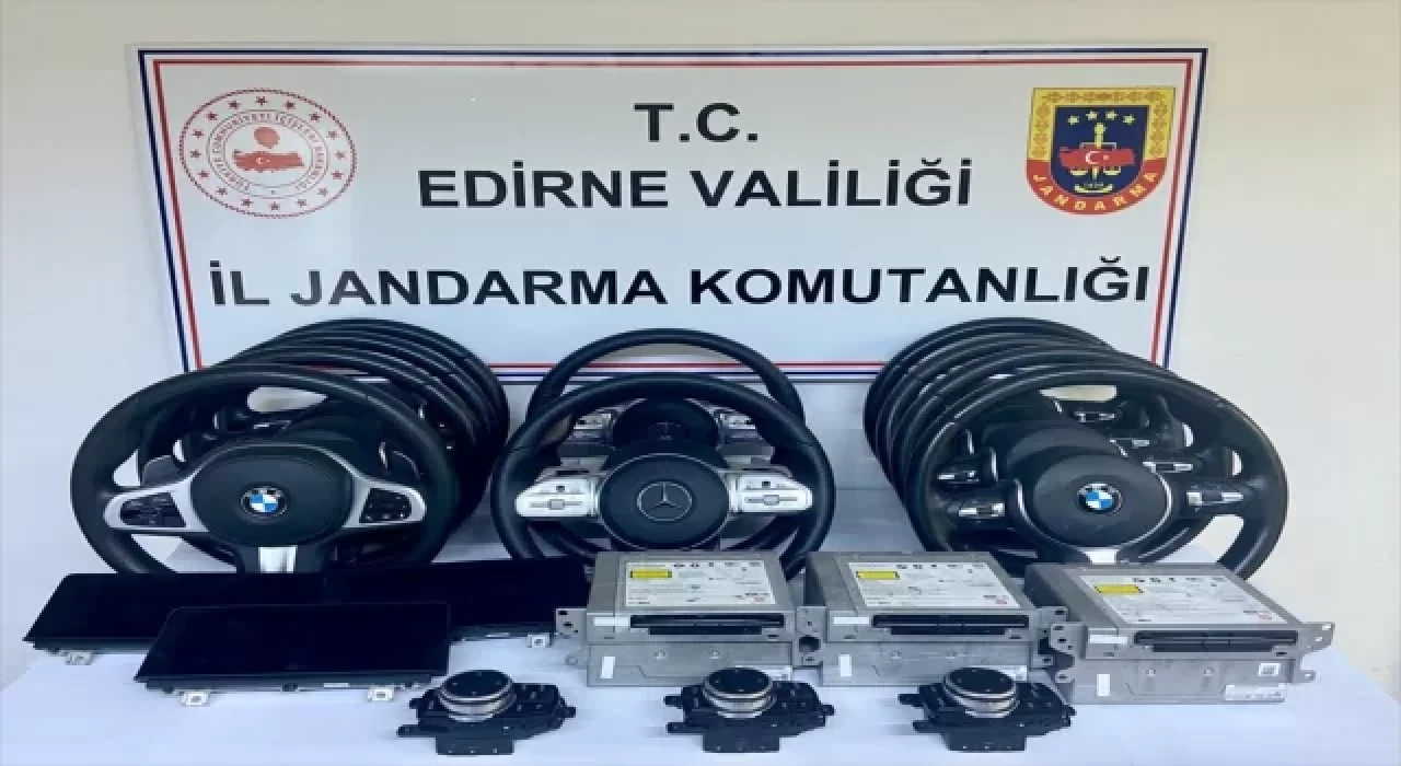 Edirne’de yurda kaçak sokulmak istenen 11 lüks araç direksiyonu ve araba parçaları ele geçirildi