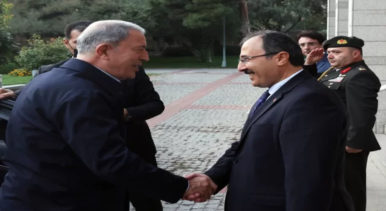 Milli Savunma Bakanı Akar’a Azerbaycan’dan madalya