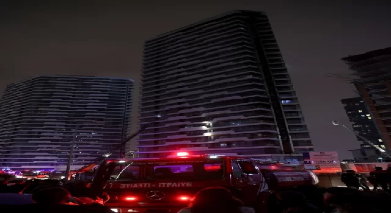 Kadıköy’de 24 katlı binada çıkan yangın söndürüldü