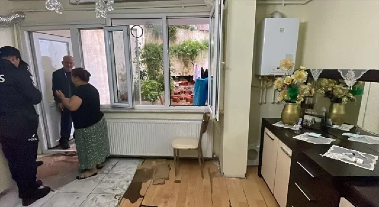 Beyoğlu’nda 6 katlı binanın istinat duvarı çöktü
