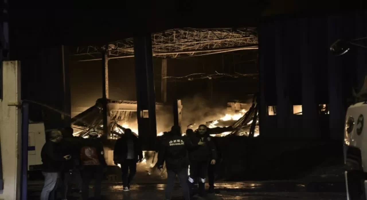 Bursa’da tekstil fabrikasında çıkan yangına müdahale ediliyor