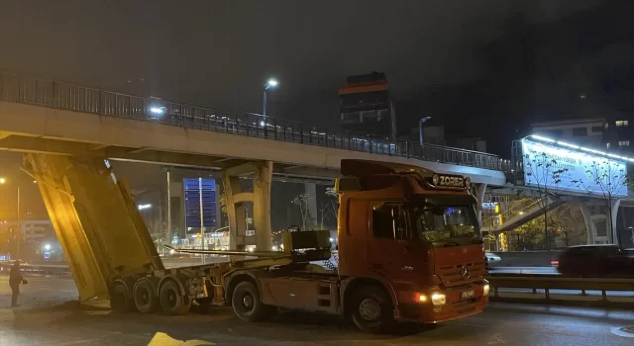 Ataşehir’de hafriyat kamyonunun açılan damperi üst geçide çarptı