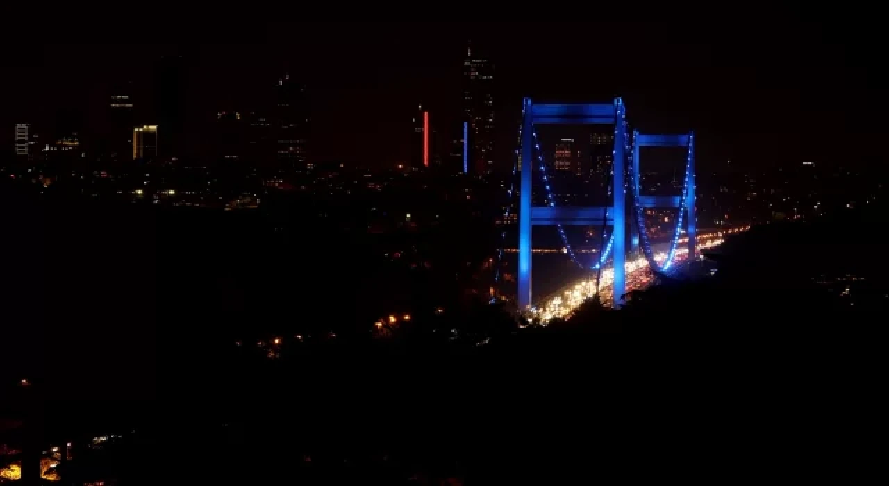 İstanbul’da iki köprü, Dünya Çocuk Hakları Günü için ışıklandırıldı