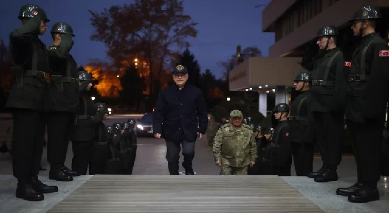 Cumhurbaşkanı Erdoğan, Milli Savunma Bakanı Akar’dan telefonda bilgi aldı