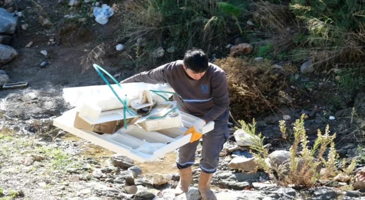 Dere yatağına çöp atanlar atıklardaki faturalardan tespit edildi!