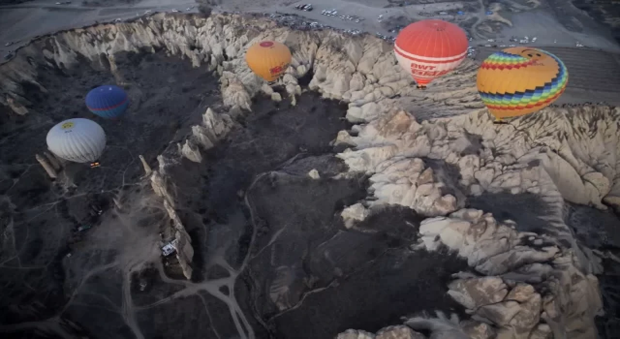 Kapadokya’da turistler yeni yılın ilk gününü gökyüzünde karşıladı