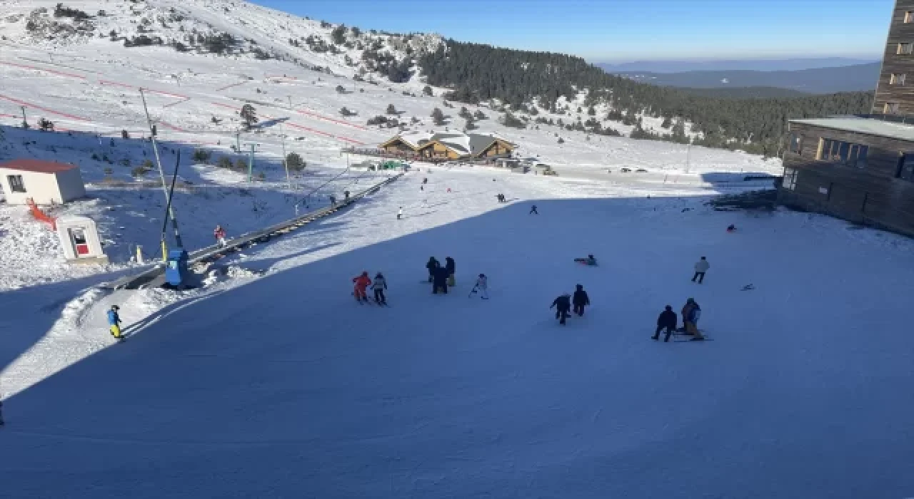 Kartalkaya’da tatilciler yılın ilk gününde kayak ve snowboard yaptı