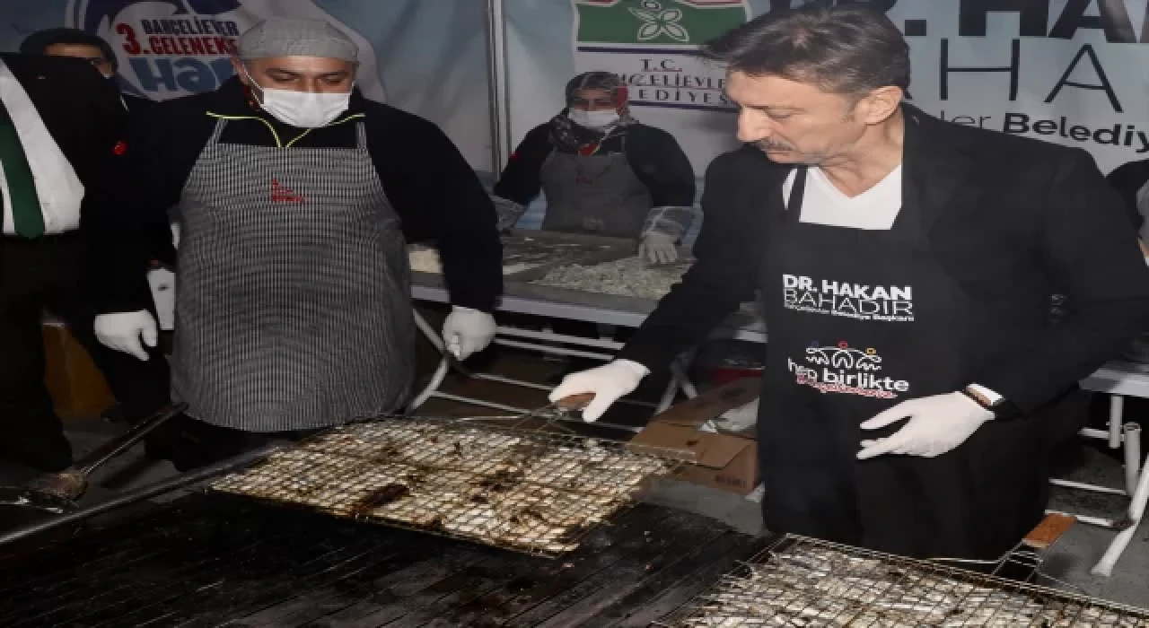 Bahçelievler’de düzenlenen festivalde 3 ton hamsi dağıtıldı