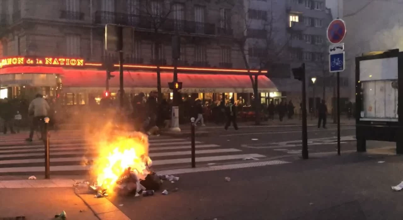 Paris’te gençler hükümetin emeklilik reformuna karşı yürüdü