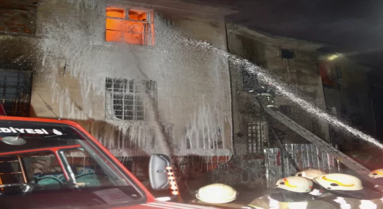 Karaköy’deki Ermeni kilisesinde çıkan yangın kontrol altına alındı