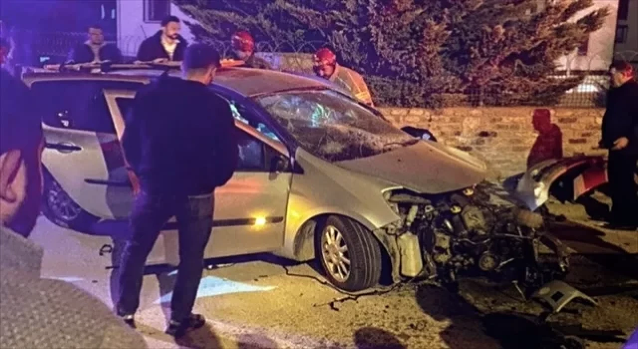 Bursa’da sitenin duvarına çarpan otomobildeki 2 kişi yaralandı