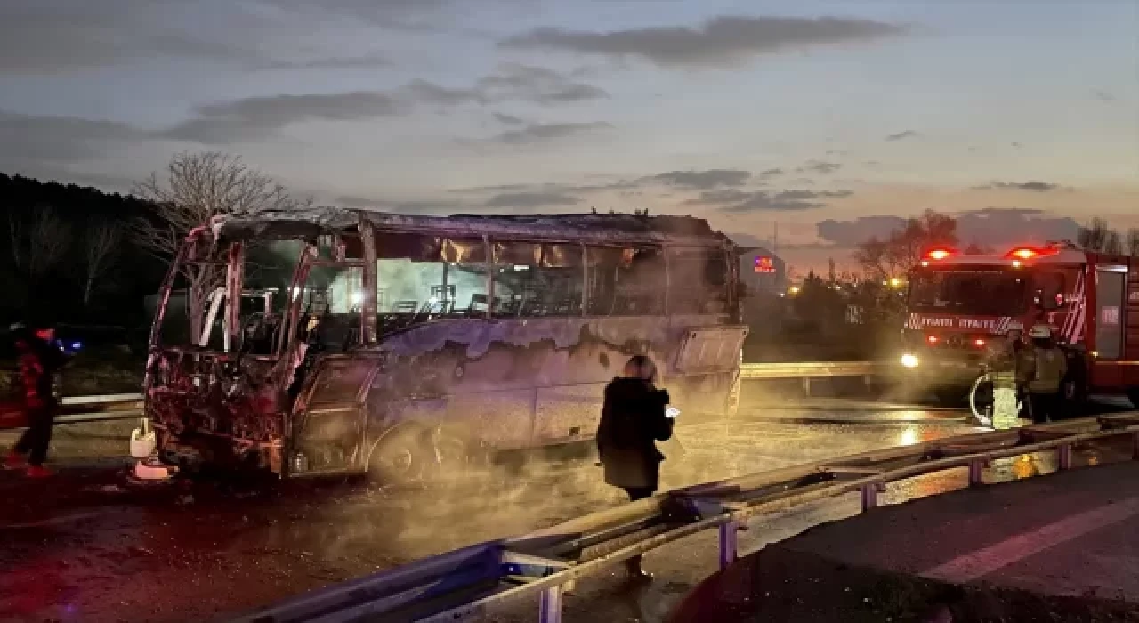 Pendik’te alev alan servis otobüsü kullanılamaz hale geldi