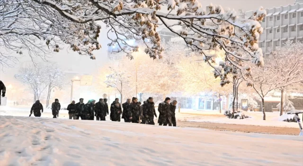 Bakan Soylu, yoğun kar yağışının etkili olduğu Ankara’da incelemelerde bulundu