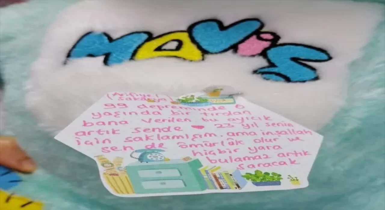 1999’daki depremde verilen oyuncak ayıyı ”asrın felaketi” bölgesindeki çocuklara gönderdi