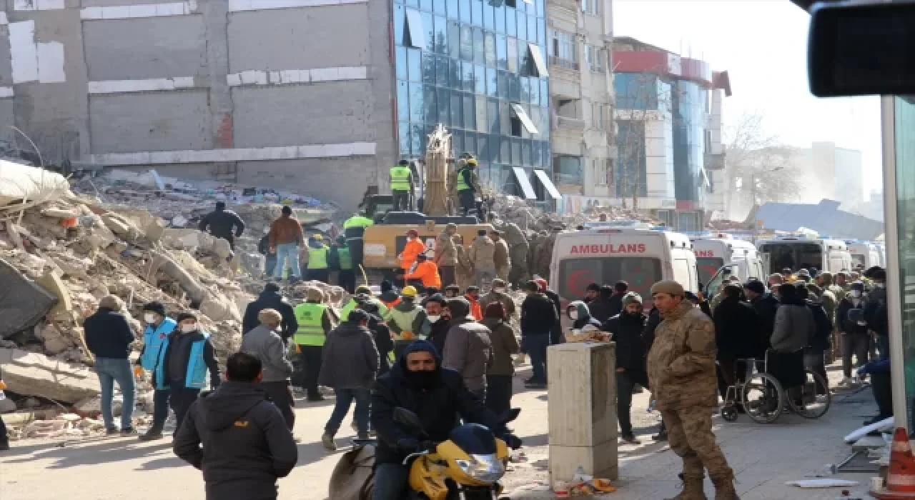 Adıyaman’da bir çift depremden 128 saat sonra enkazdan sağ çıkarıldı