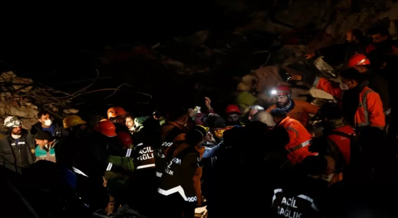 Hatay’da depremin 159. saatinde bir kadın enkazdan sağ çıkarıldı
