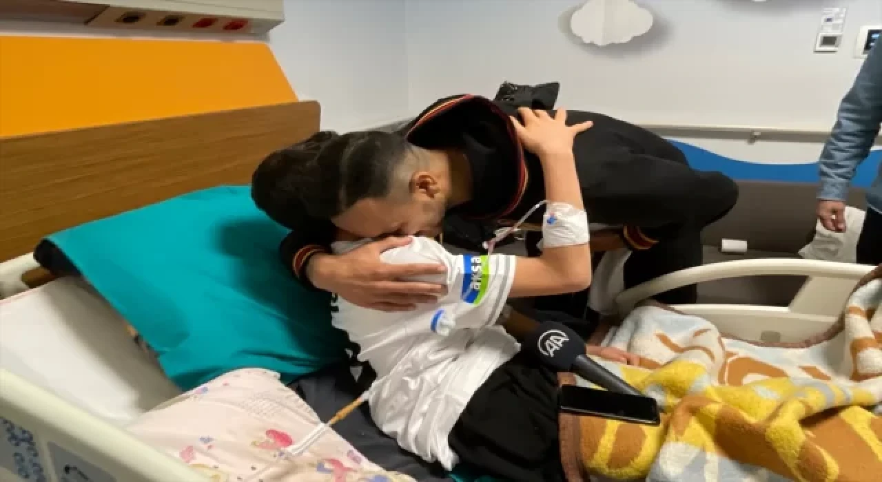 Josef de Souza, depremden 128 saat sonra enkazdan çıkarılan Arda’ya formasını hediye etti