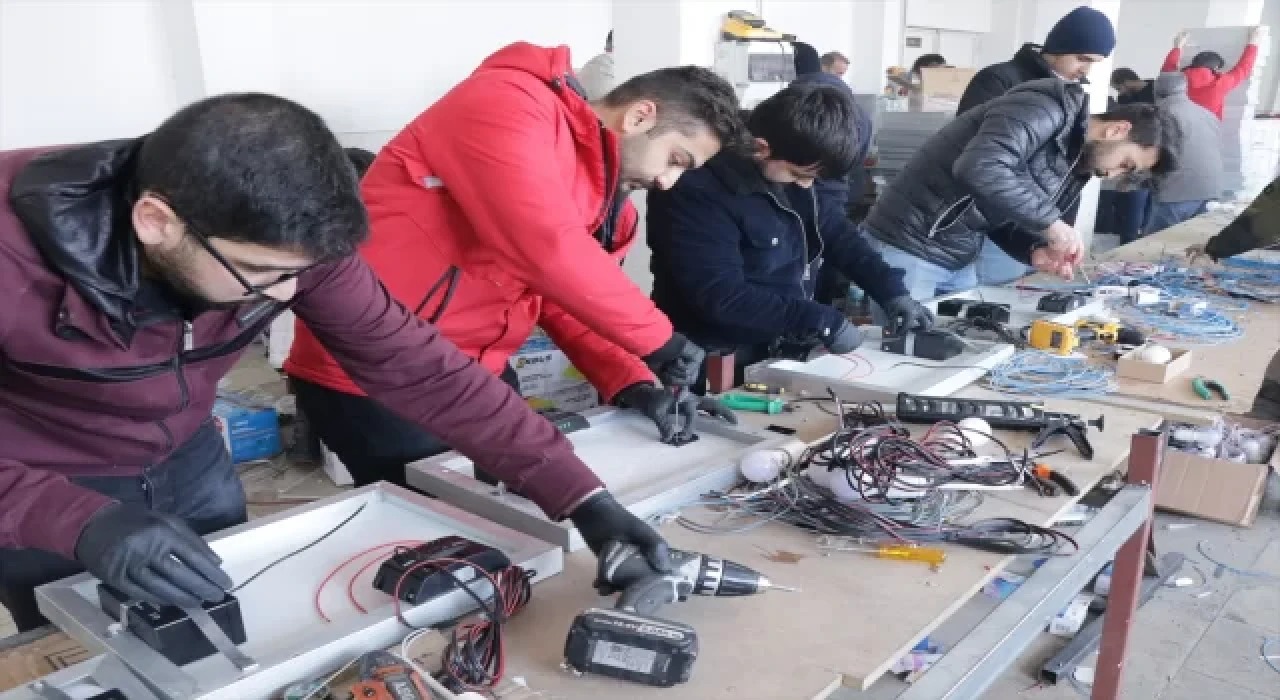 Depremzedeler için güneş enerjili aydınlatma ve şarj sistemi üretiyorlar